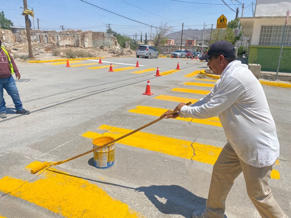 Dan mantenimiento a señalamientos frente a escuelas Juárez Hoy