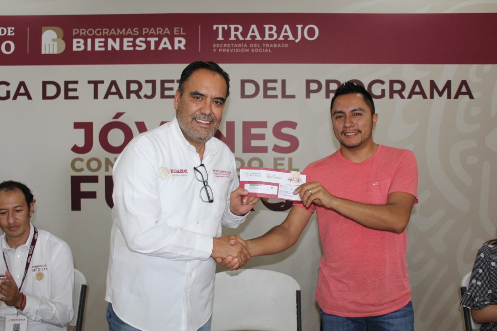 Entregan tarjetas a beneficiarios del programa Jóvenes Construyendo el