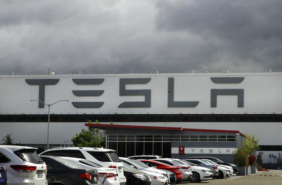 Tesla amenaza con despidos si no vuelven al trabajo