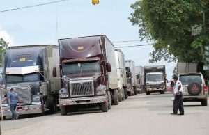 Transportistas enfrentan más de 5 horas para cruzar mercancías