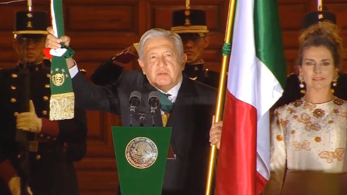 Con Zócalo vacío da AMLO el Grito de Independencia