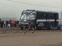Camión de la Policía de Michoacán atropella a normalistas