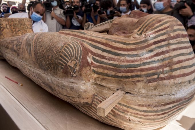 Descubren sarcófagos y estatuillas antiguas en Egipto