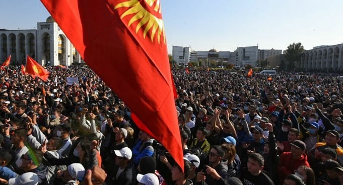 Enfrentamientos entre policías y manifestantes dejan 16 heridos en Kirguistán