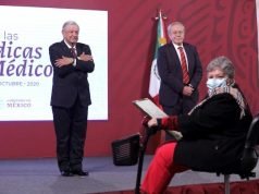Premio al mérito a la Dra. Aura Erazo Valle por su lucha contra el cáncer