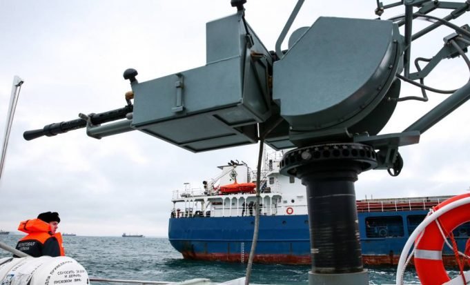 Buque de guerra ruso detiene barco de EU por violar frontera