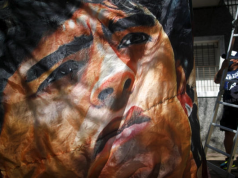 Operan a Maradona de la cabeza