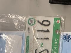 Arrestan a dos conductores por llevar placas sobrepuestas