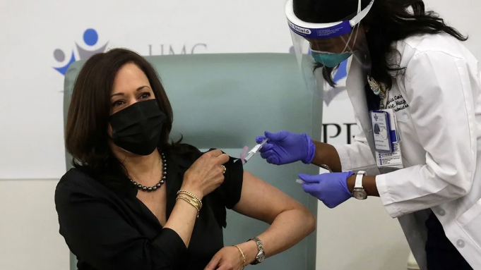 Kamala Harris recibe vacuna de Moderna