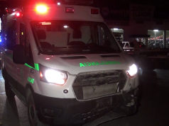 Choque ambulancia y automóvil