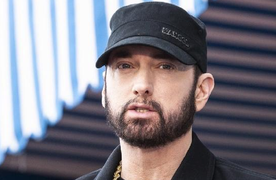 Eminem pide disculpa a Rihanna en reedición de disco