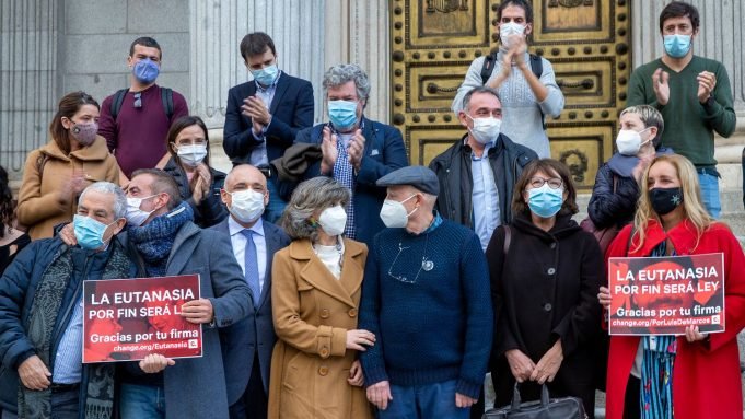 Diputados aprueban eutanasia en España