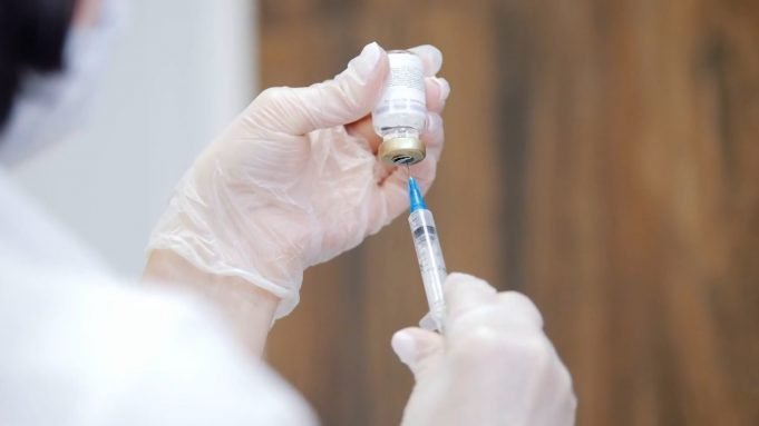 Autoriza Estados Unidos la vacuna de emergencia de Moderna