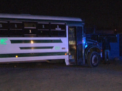 Camión provoca aparatoso accidente