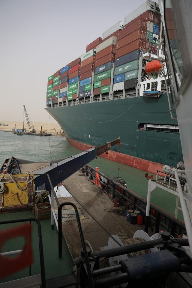 EGIPTO-CANAL DE SUEZ-PORTACONTENEDORES-ENCALLADO-RESCATE