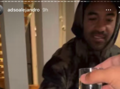 Marco Fabián es captado en reunión tomando, a pesar del Covid-19