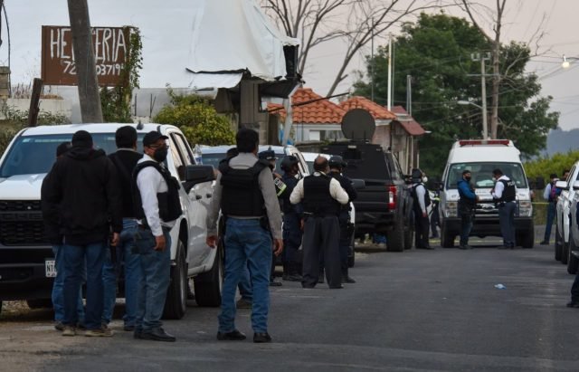 Fuerte operativo policiaco se lleva acabo en Llano Grande municipio de Coatepec Harinas, en donde fueron emboscados elementos de la Secretaría de Seguridad estatal y la FGJEM, fallecieron 13 elementos.
