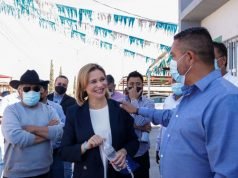 Convive Maru Campos con juarenses en mercado de la colonia Los Bravos
