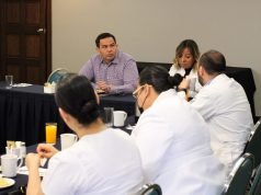 Senador Cruz Pérez Cuéllar se reúne con personal médico