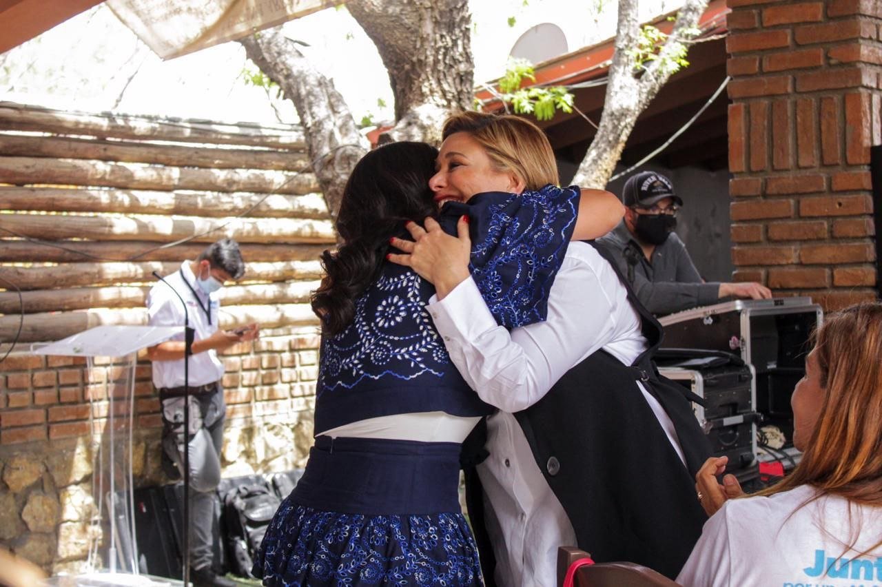 Van mujeres líderes juarenses con Maru Campos