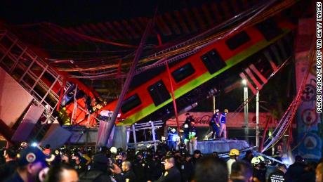 Pide López Obrador perdón a familiares de víctimas del derrumbe del metro