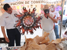 Cruz Pérez Cuellar convive con Artesanos indígenas y comerciantes