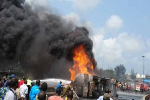 EXPLOTA CAMION CISTERNA