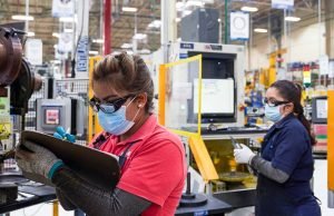 Pese a recuperación de empleos en industria manufacturera, aumenta pobreza laboral