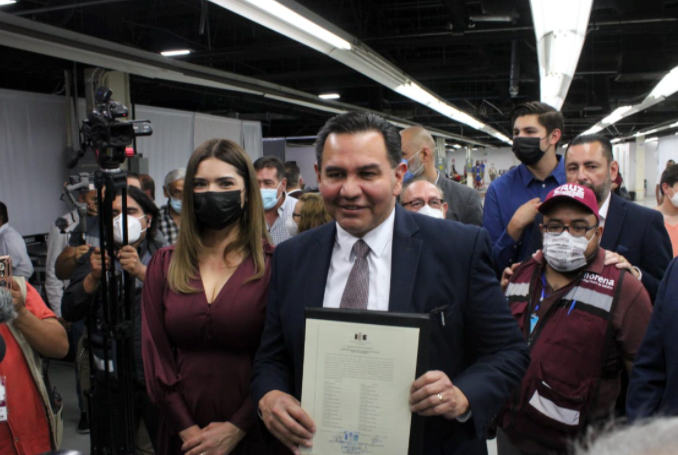 Cruz Pérez Cuéllar recibe acta de mayoría como alcalde electo de Ciudad Juárez