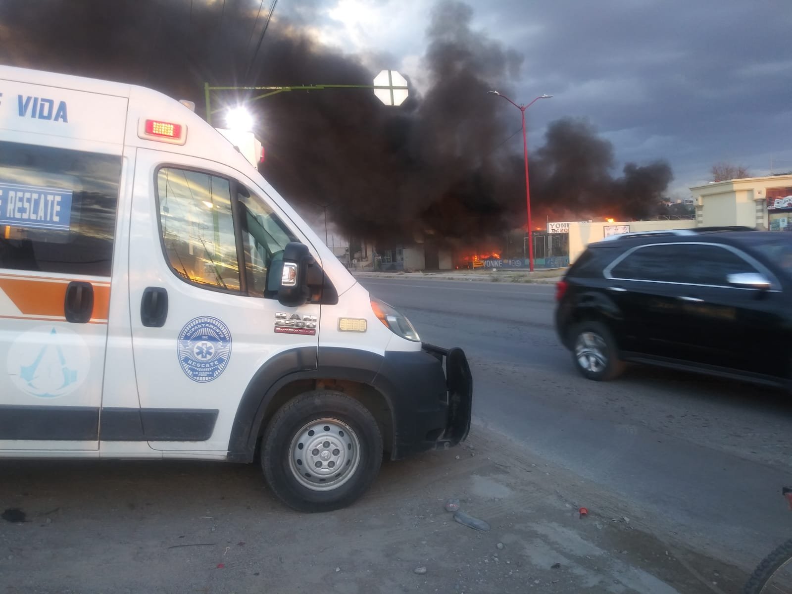 Atienden incendio en una fábrica de tarimas