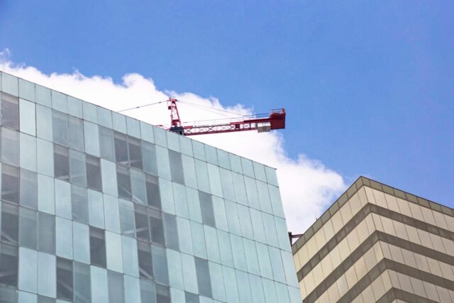 Edificio CDMX con grúa