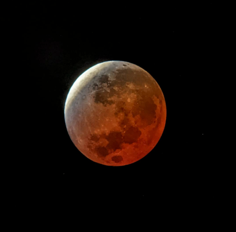 Asombra a fronterizos el Eclipse Parcial de Luna