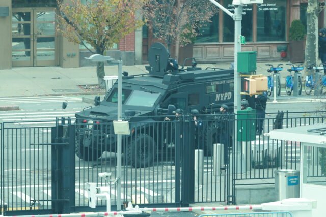 EEUU-NUEVA YORK-EDIFICIO DE ONU-HOMBRE ARMADO-CIERRE