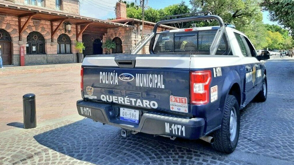 Amenaza hombre a policías para liberar a detenido Amenaza hombre a policías para liberar a detenido