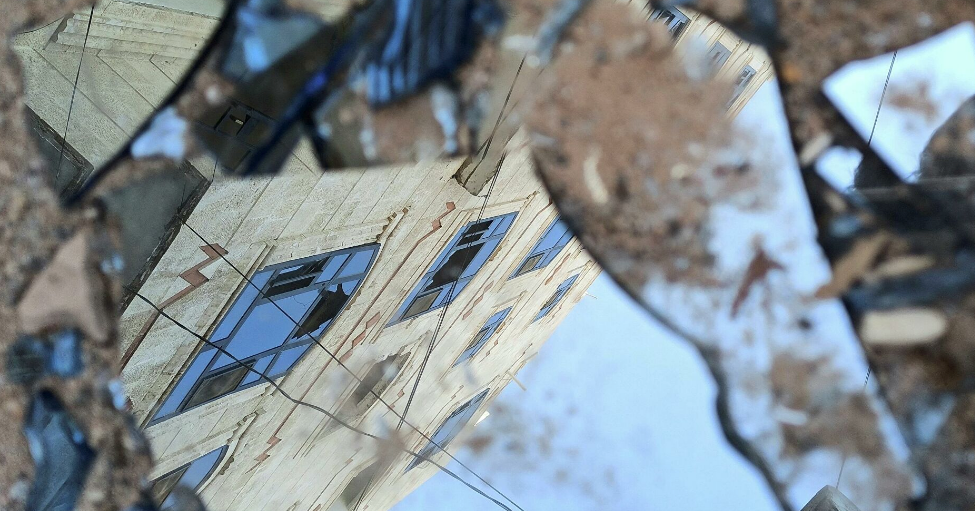 Al menos 100 heridos tras bombardeos en Yemen Al menos 100 heridos tras bombardeos en Yemen
