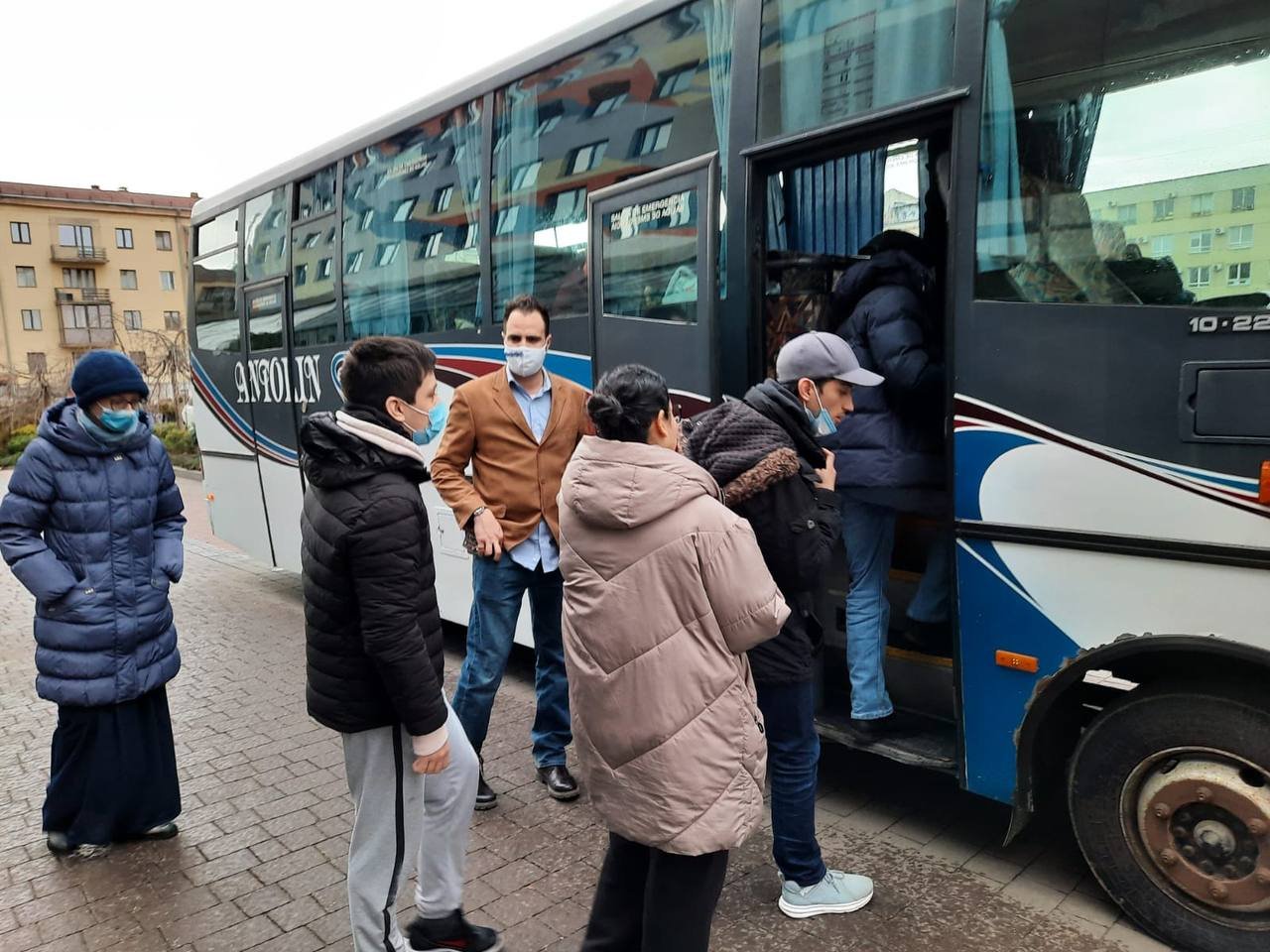 Mexicanos se unen para salir de Ucrania rumbo a Rumania Mexicanos se unen para salir de Ucrania rumbo a Rumania