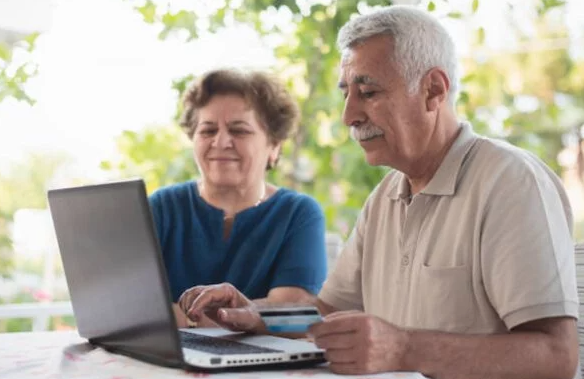 Revelan que adultos mayores evitan el Internet por miedo y falta de apoyo