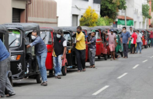 Reduce Sri Lanka precios de combustible en medio de escasez