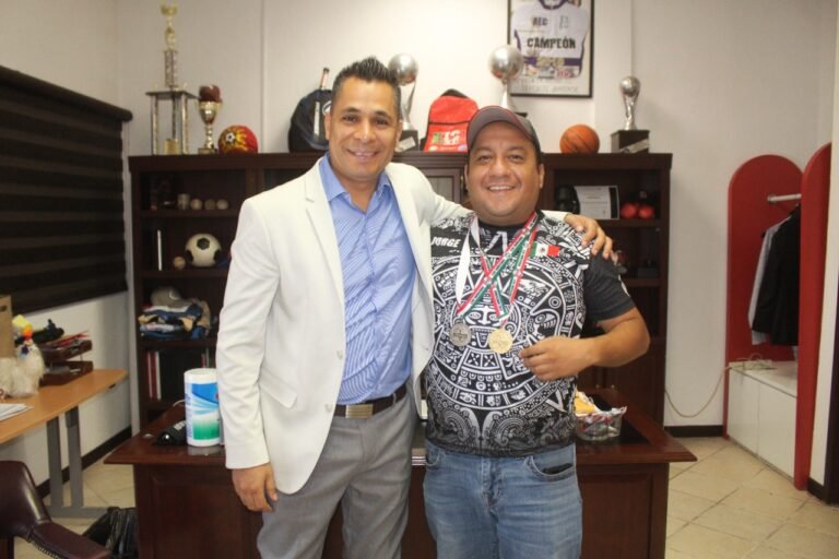 Antonio Urbina campeón centroamericano de boliche de visita por el IMDEJ