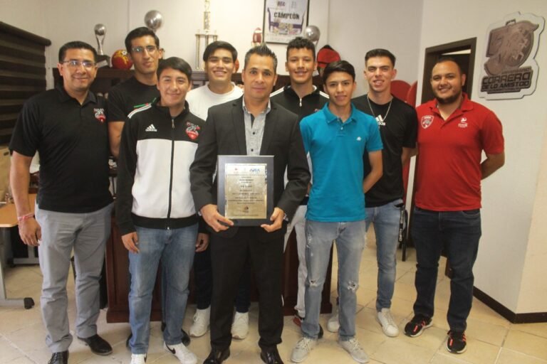 Campeones nacionales de voleibol de la categoría Juvenil Mayor visitaron el IMDEJ