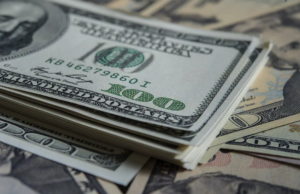 ¿Por qué el dólar estadounidense retrocedió ante el peso y otras divisas globales?