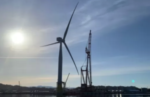 Instalan la primera turbina del “parque eólico flotante más grande del mundo”