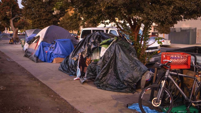 Anuncian plan para abordar problemas de personas sin hogar en EU