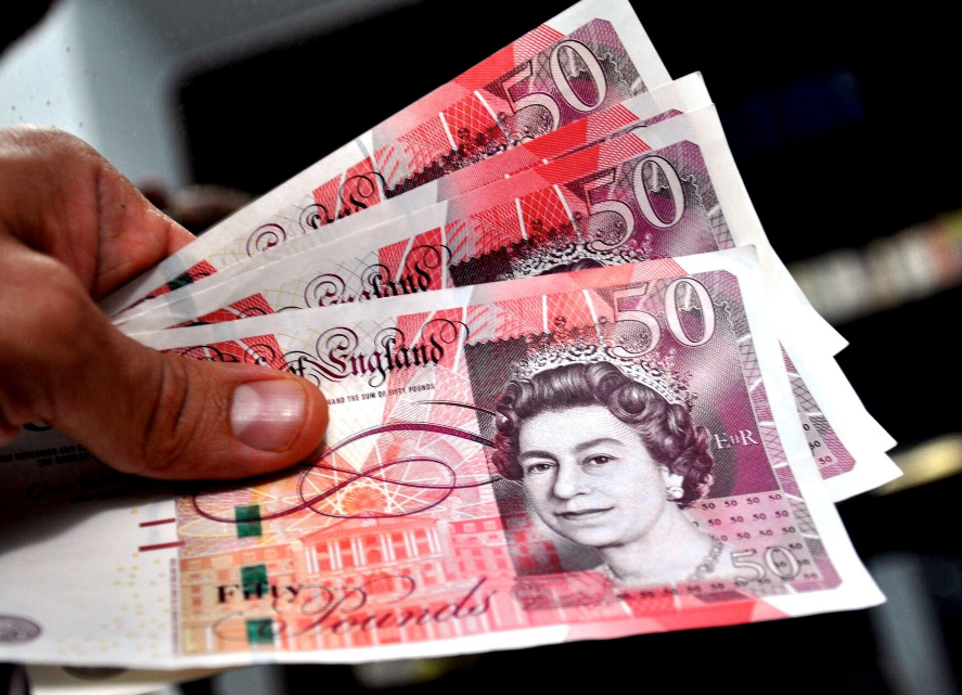 Afrontan británicos “la mayor caída de salarios reales” en 45 años