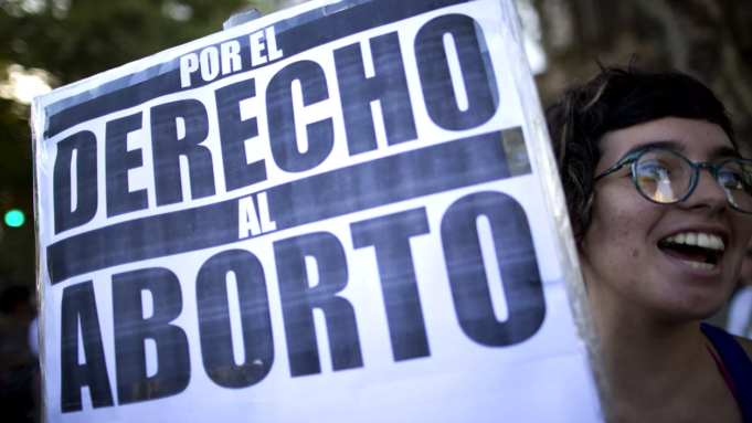 Aprueban proyecto de ley para que menores puedan abortar sin permiso de sus padres en España