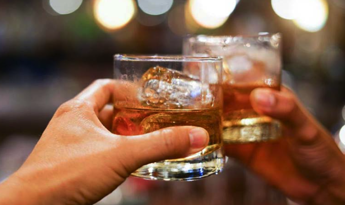 Reportan 37 fallecidos por ingerir alcohol adulterado en la India