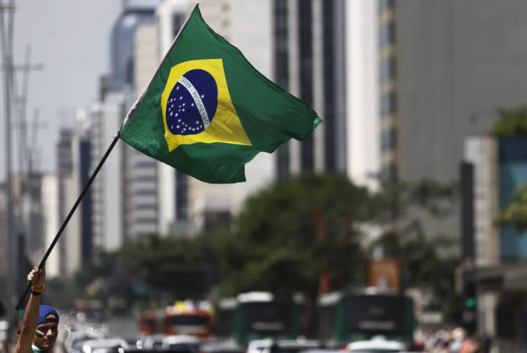 Sube cifra de muertos por deslaves en Brasil