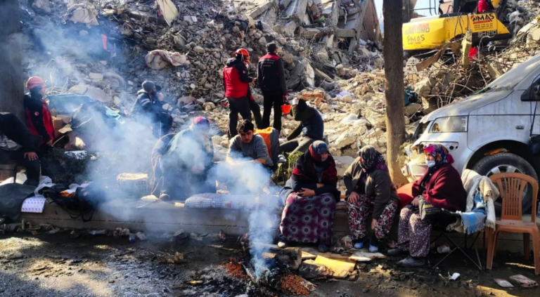 Sube cifra de muertos por sismos en Turquía-Siria