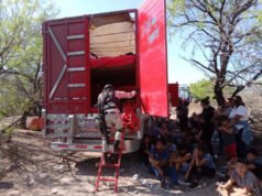 Rescatan a 129 migrantes abandonados en tractocamiones en Nuevo León