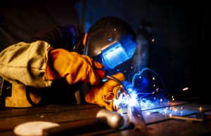 Mejorarán salarios a obreros especializados como soldadores en México